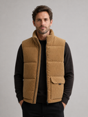 Man draagt camelkleurige corduroy bodywarmer met opstaande kraag, vooraanzicht