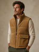 Man draagt camelkleurige corduroy bodywarmer, driekwart aanzicht