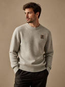 Heren Effen Trui met Ronde Hals en Labeldetail in Beige, driekwartsaanzicht