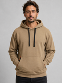 Man draagt camel fleece hoodie met capuchon, voorkant