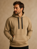 Man draagt camel fleece hoodie met capuchon, driekwart aanzicht