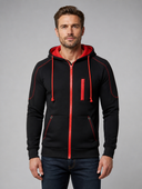 Man draagt een zwarte fleece hoodie met rode details en volledige rits, vooraanzicht