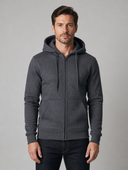 Man draagt donkergrijze fleece hoodie met volledige rits en losse pasvorm, vooraanzicht