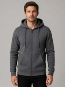 Man draagt een grijze fleece hoodie met rits, voorkant