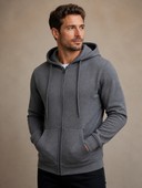 Man draagt een grijze fleece hoodie met rits, driekwart zijaanzicht