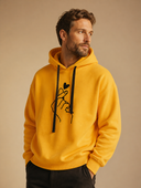 Man draagt heren fleece hoodie met trekkoord en zakken, driekwartsaanzicht