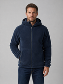 Man draagt marineblauwe fleece jas met capuchon en rits
