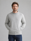 Man draagt grijs fleece sweatshirt met ronde hals