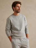 Man in grijs fleece sweatshirt met ronde hals, driekwart aanzicht