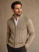 Heren Gebreid Vest met Rits en Kabelpatroon in Beige, driekwartsaanzicht
