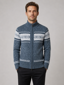 Man draagt een blauw gebreid vest met rits en jacquardpatroon, vooraanzicht