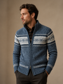 Man draagt een blauw gebreid vest met rits en jacquardpatroon, driekwartaanzicht