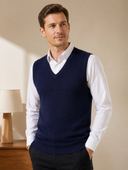 Gebreid heren vest met V-hals in marineblauw, driekwart aanzicht