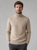 Man draagt beige gebreide coltrui, voorkant