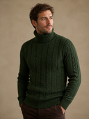 Man draagt groene geribbelde coltrui met slim fit, driekwart aanzicht