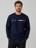 Man draagt marineblauwe gevoerde sweater met ronde hals en tekstprint op de borst