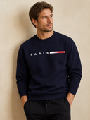 Man in marineblauwe gevoerde sweater met ronde hals, driekwart aanzicht