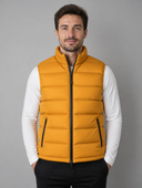Man draagt gele gewatteerde mouwloze bodywarmer, voorkant