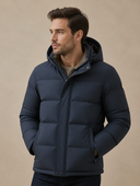 Heren Gewatteerde Winterjas met Capuchon en Warme Voering in Marineblauw - schuin van voren