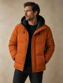 Heren Gewatteerde Winterparka met Capuchon in Oranje, driekwartaanzicht