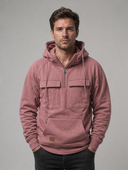Man draagt heren Hoodie met Capuchon en Meerdere Zakken, vooraanzicht