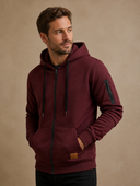 Heren hoodie met rits en capuchon in bordeaux, driekwart aanzicht