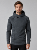 Man draagt donkergrijze hoodie met schuine rits, voorkant