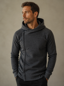 Man draagt donkergrijze hoodie met schuine rits, driekwartzicht