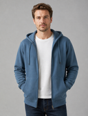 Man draagt blauwe hoodie met volledige rits, vooraanzicht