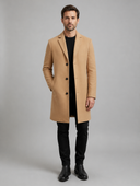 Man draagt camelkleurige lange jas in slim fit, voorkant