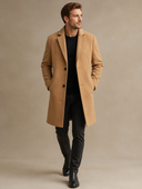 Man draagt camelkleurige lange jas in slim fit, driekwart aanzicht