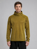 Man draagt een olijfgroene lichtgewicht fleece hoodie met capuchon, vooraanzicht