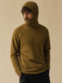Man draagt een olijfgroene lichtgewicht fleece hoodie met capuchon, driekwart aanzicht