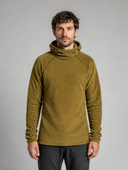 Man draagt olijfgroene lichtgewicht hoodie met capuchon, voorkant