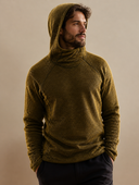 Man draagt olijfgroene lichtgewicht hoodie met capuchon, driekwart zijaanzicht
