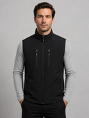 Man draagt een zwart softshell vest met ritszakken, vooraanzicht
