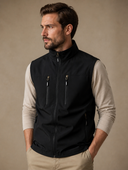 Man draagt een zwart softshell vest met ritszakken, driekwart aanzicht