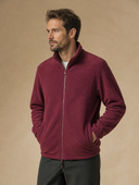 Man draagt een bordeauxrode oversized fleece jack met opstaande kraag, driekwart aanzicht