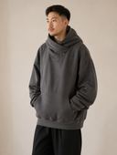 Man draagt heren Oversized Hoodie met Hoge Kraag, Fleece, driekwartsaanzicht