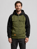 Man draagt een groene patchwork hoodie met rits en meerdere zakken, vooraanzicht