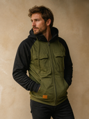 Man draagt een groene patchwork hoodie met rits en meerdere zakken, driekwart aanzicht