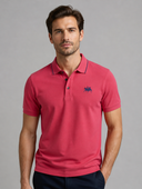 Man draagt een roze poloshirt met korte mouwen, vooraanzicht