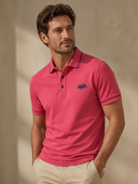 Man draagt een roze poloshirt met korte mouwen, driekwartaanzicht