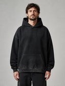 Man draagt zwarte retro hoodie van gewassen katoen, voorkant