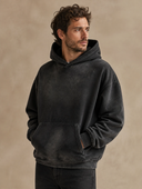 Man draagt zwarte retro hoodie van gewassen katoen, driekwart aanzicht