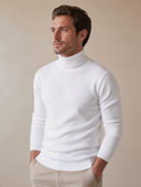 Man draagt witte slim fit coltrui, driekwart aanzicht