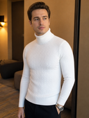 Man draagt een witte slim fit coltrui met dubbele kraag, driekwart aanzicht