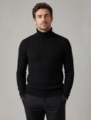 Man draagt een heren Slim Fit Coltrui met Gestreepte Jacquard, vooraanzicht