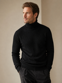 Man draagt een heren Slim Fit Coltrui met Gestreepte Jacquard, vooraanzicht