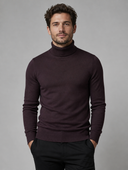 Man draagt donkerbruine slim fit coltrui, voorkant